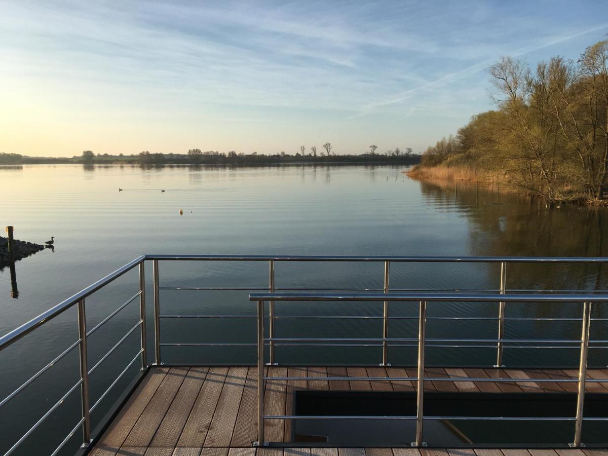Modernes Festliegendes Hausboot Mit Grosszuegiger Dachterrasse Und Ruderboot 호텔 Röbel 외부 사진