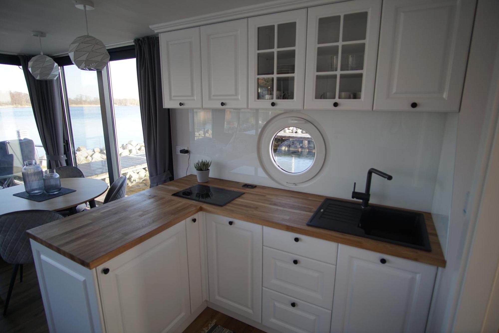 Modernes Festliegendes Hausboot Mit Grosszuegiger Dachterrasse Und Ruderboot 호텔 Röbel 외부 사진