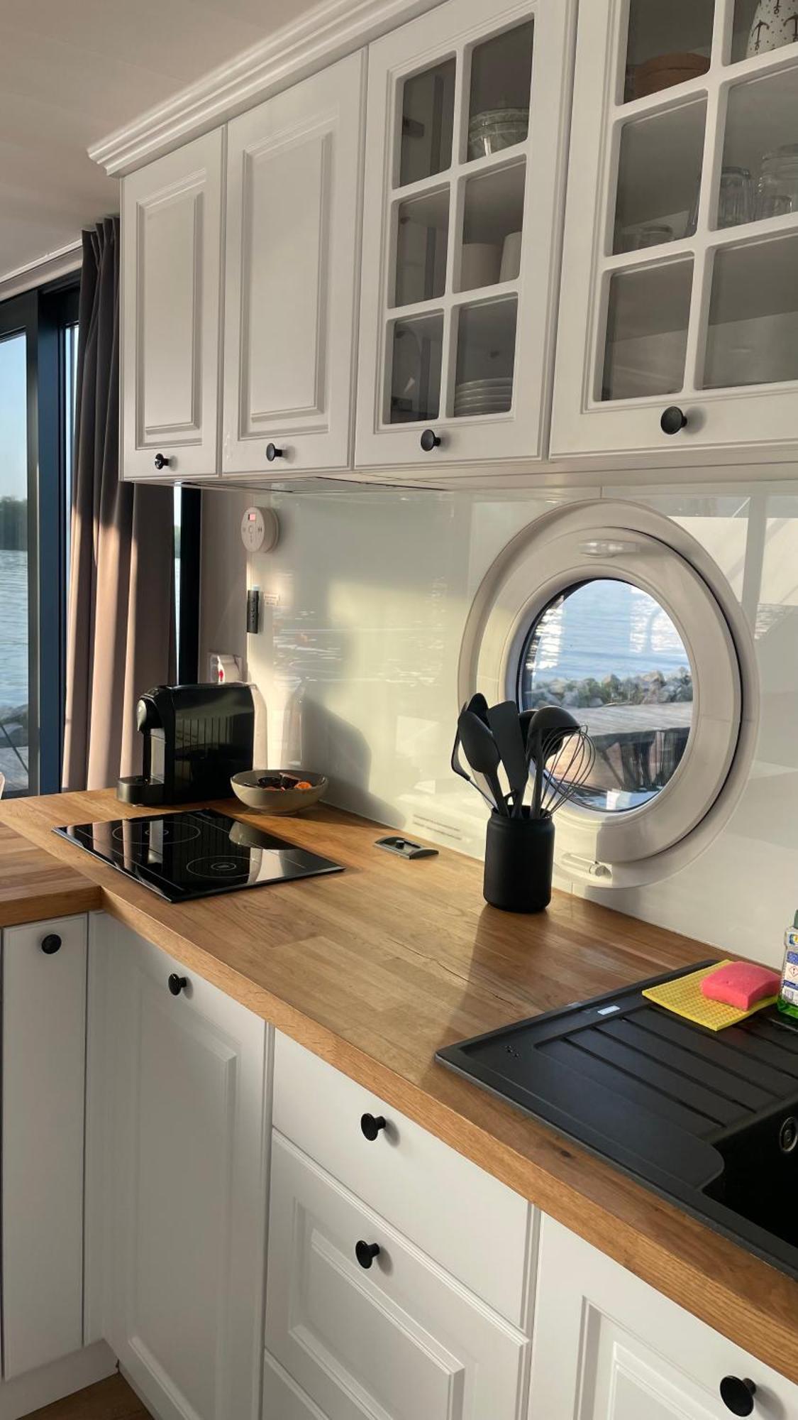 Modernes Festliegendes Hausboot Mit Grosszuegiger Dachterrasse Und Ruderboot 호텔 Röbel 외부 사진